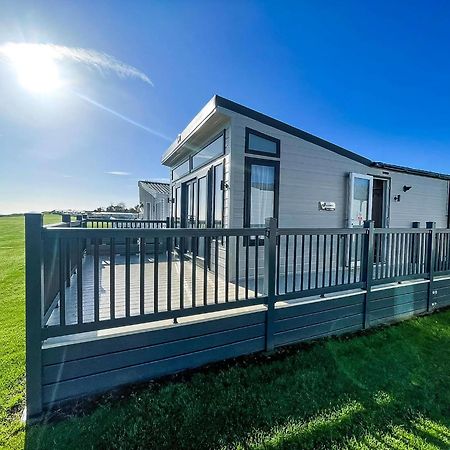 Stunning Caravan With Full Sea Views At Broadland Sands In Suffolk Ref 20236Bs Hopton on Sea Exteriör bild