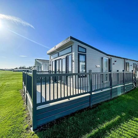 Stunning Caravan With Full Sea Views At Broadland Sands In Suffolk Ref 20236Bs Hopton on Sea Exteriör bild