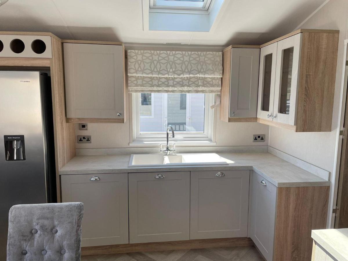 Stunning Caravan With Full Sea Views At Broadland Sands In Suffolk Ref 20236Bs Hopton on Sea Exteriör bild