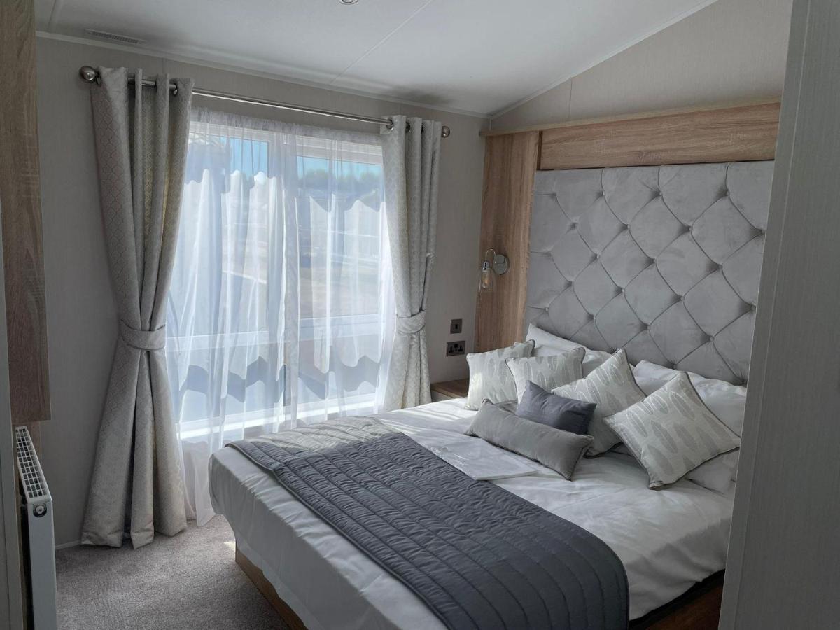 Stunning Caravan With Full Sea Views At Broadland Sands In Suffolk Ref 20236Bs Hopton on Sea Exteriör bild