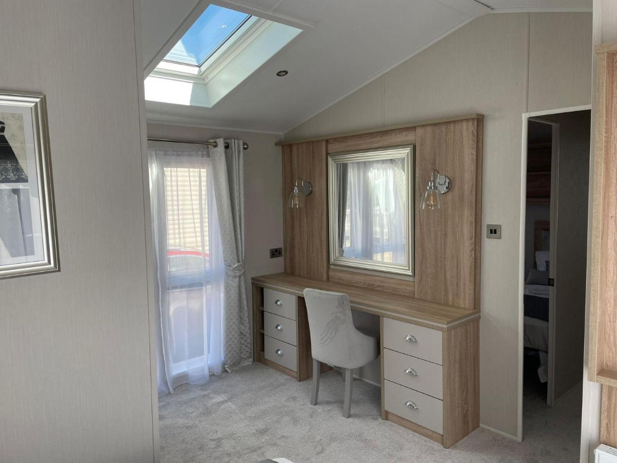 Stunning Caravan With Full Sea Views At Broadland Sands In Suffolk Ref 20236Bs Hopton on Sea Exteriör bild