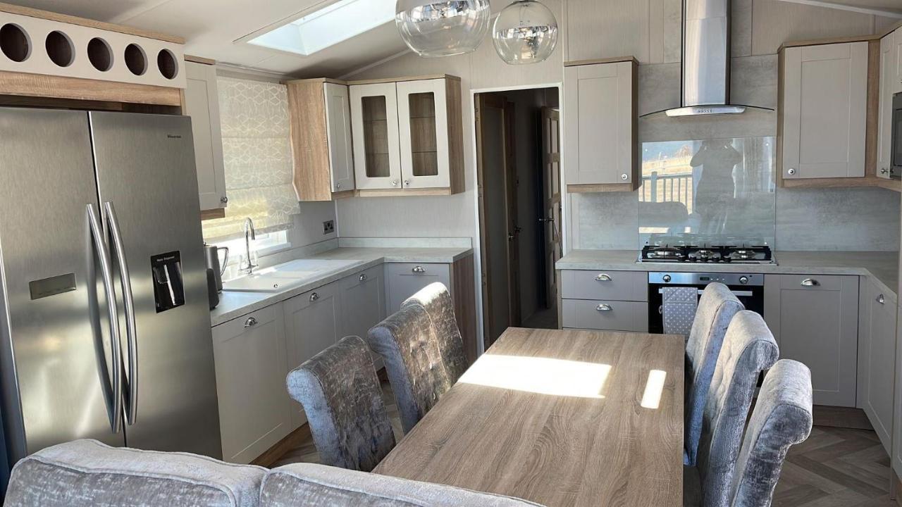 Stunning Caravan With Full Sea Views At Broadland Sands In Suffolk Ref 20236Bs Hopton on Sea Exteriör bild