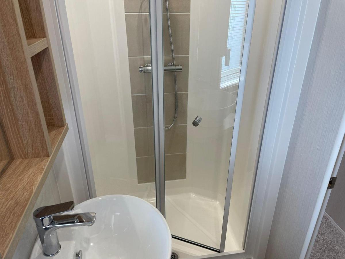 Stunning Caravan With Full Sea Views At Broadland Sands In Suffolk Ref 20236Bs Hopton on Sea Exteriör bild