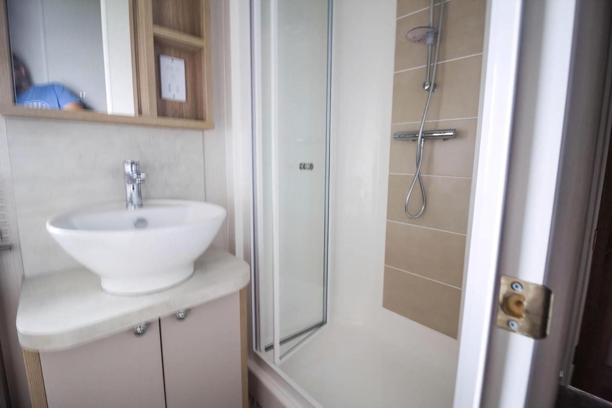 Stunning Caravan With Full Sea Views At Broadland Sands In Suffolk Ref 20236Bs Hopton on Sea Exteriör bild