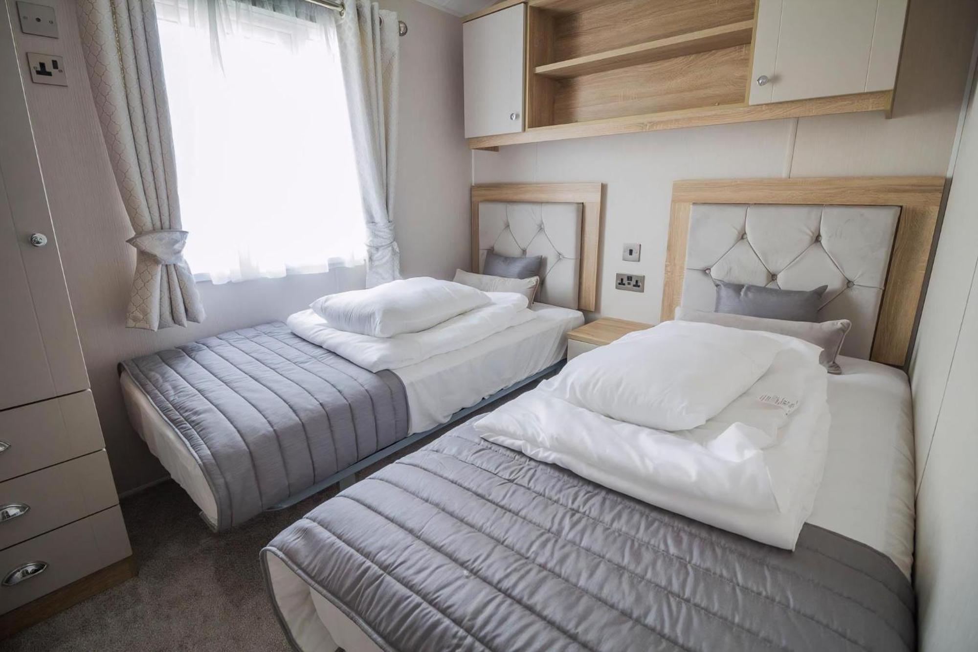 Stunning Caravan With Full Sea Views At Broadland Sands In Suffolk Ref 20236Bs Hopton on Sea Exteriör bild