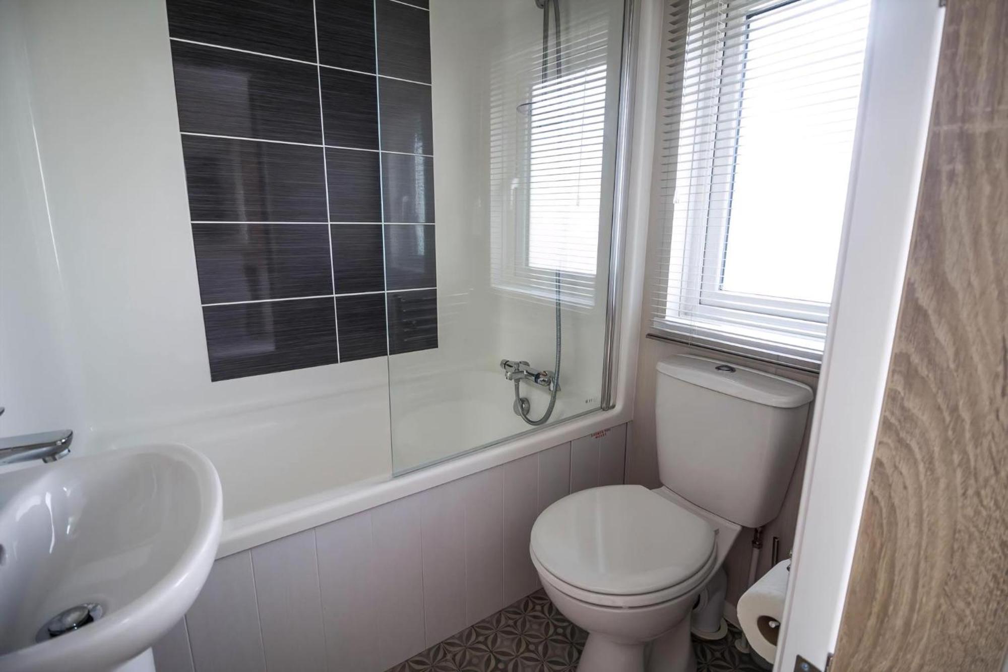 Stunning Caravan With Full Sea Views At Broadland Sands In Suffolk Ref 20236Bs Hopton on Sea Exteriör bild