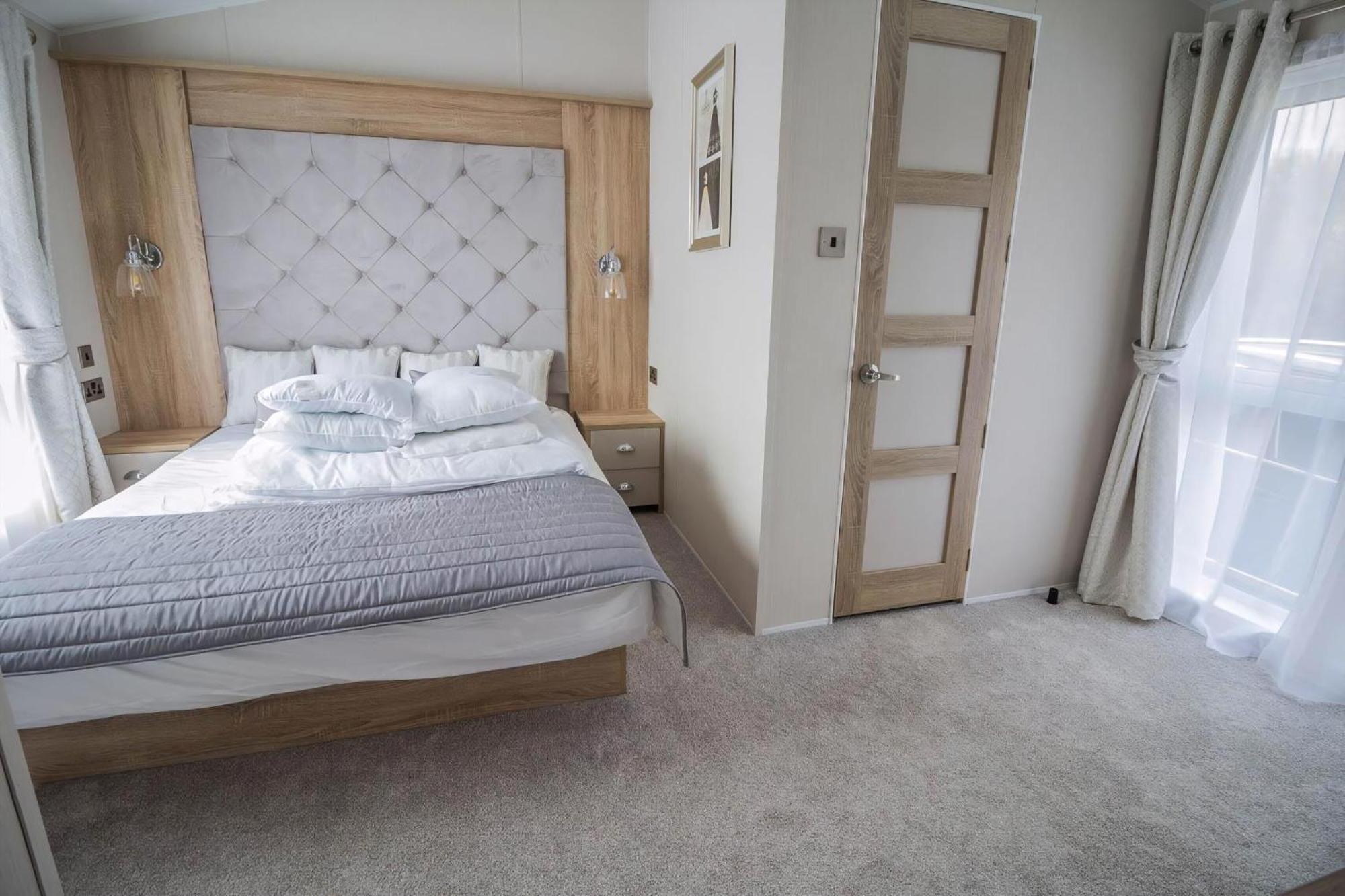 Stunning Caravan With Full Sea Views At Broadland Sands In Suffolk Ref 20236Bs Hopton on Sea Exteriör bild