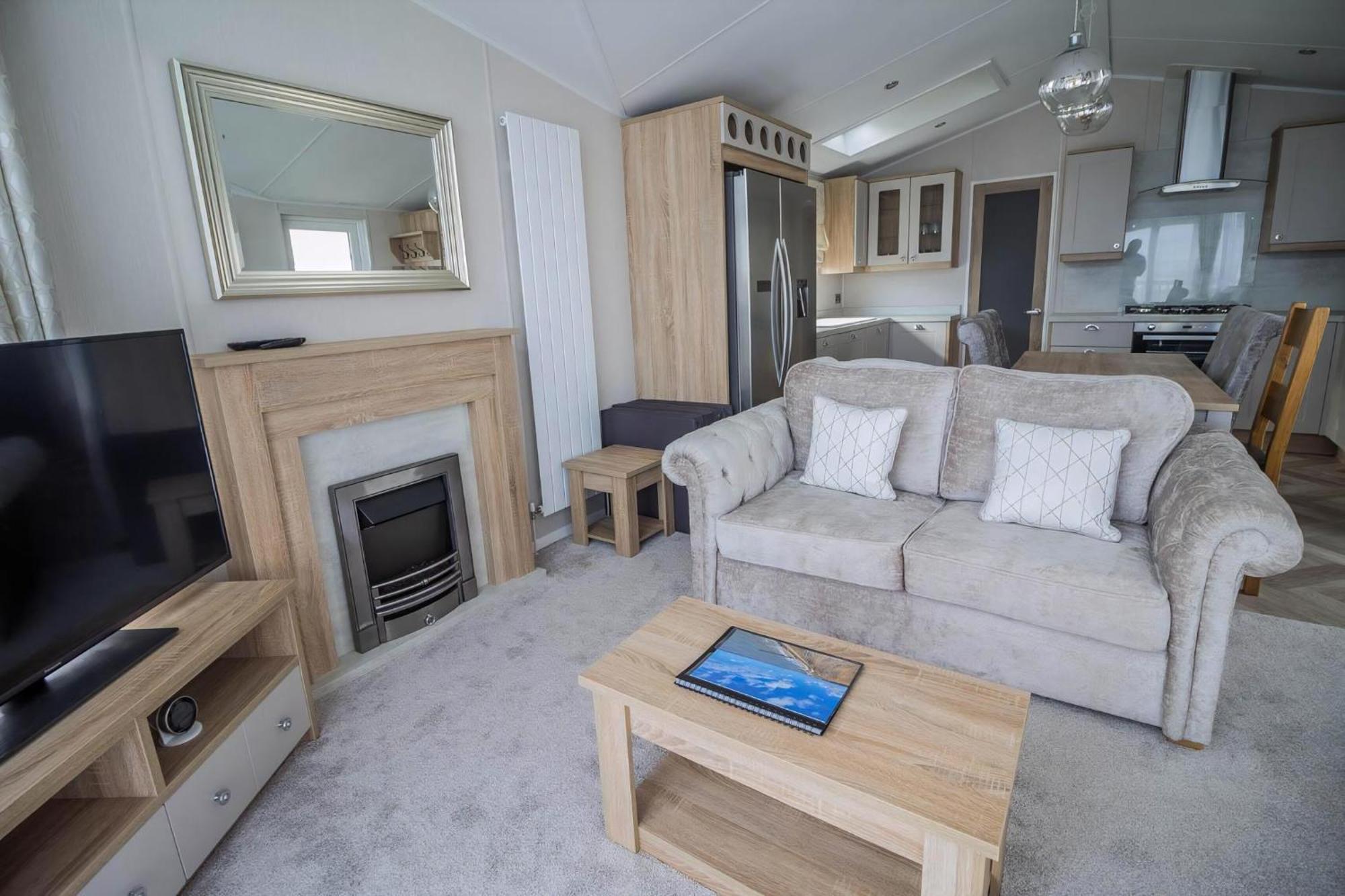 Stunning Caravan With Full Sea Views At Broadland Sands In Suffolk Ref 20236Bs Hopton on Sea Exteriör bild
