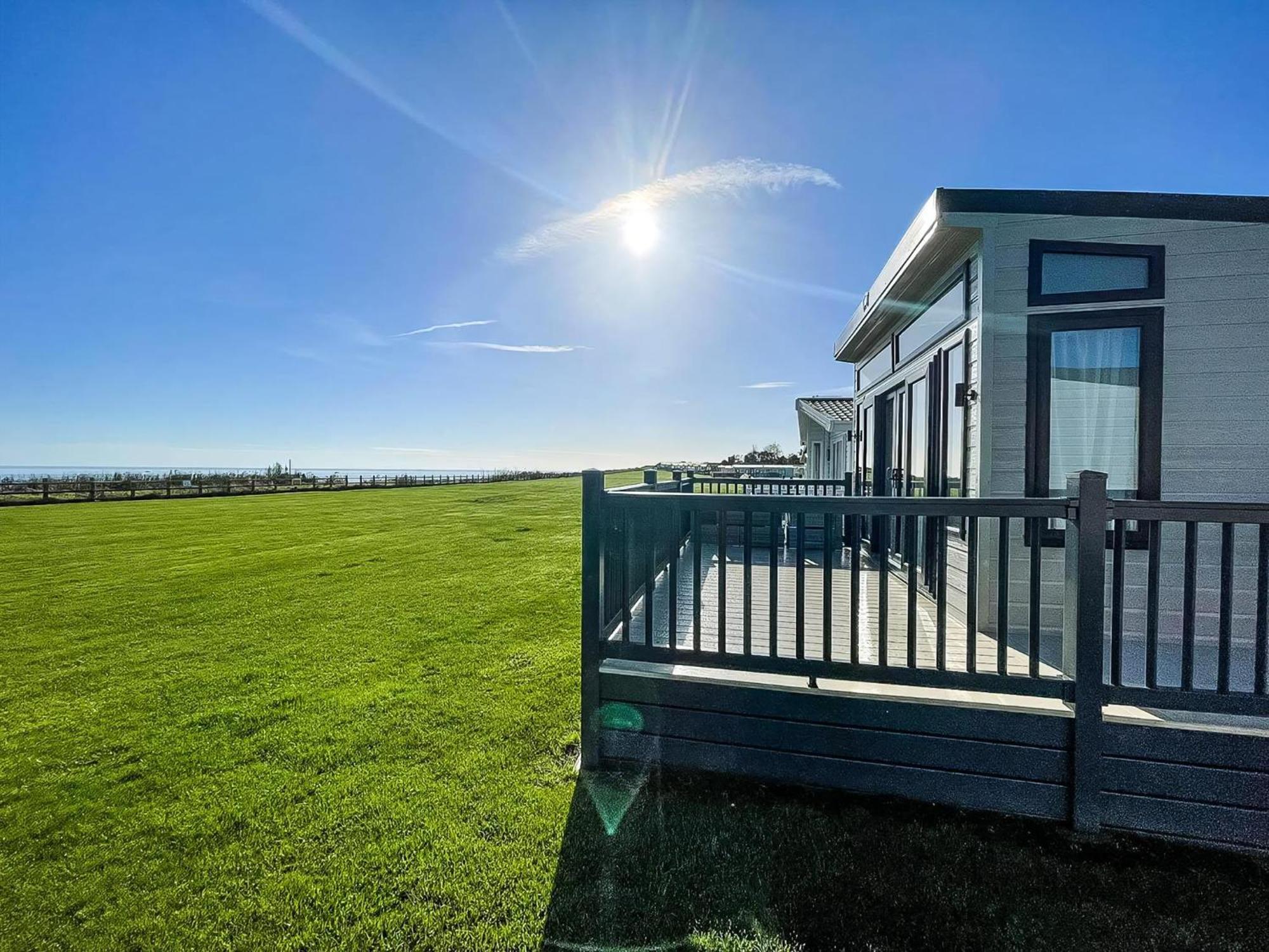 Stunning Caravan With Full Sea Views At Broadland Sands In Suffolk Ref 20236Bs Hopton on Sea Exteriör bild