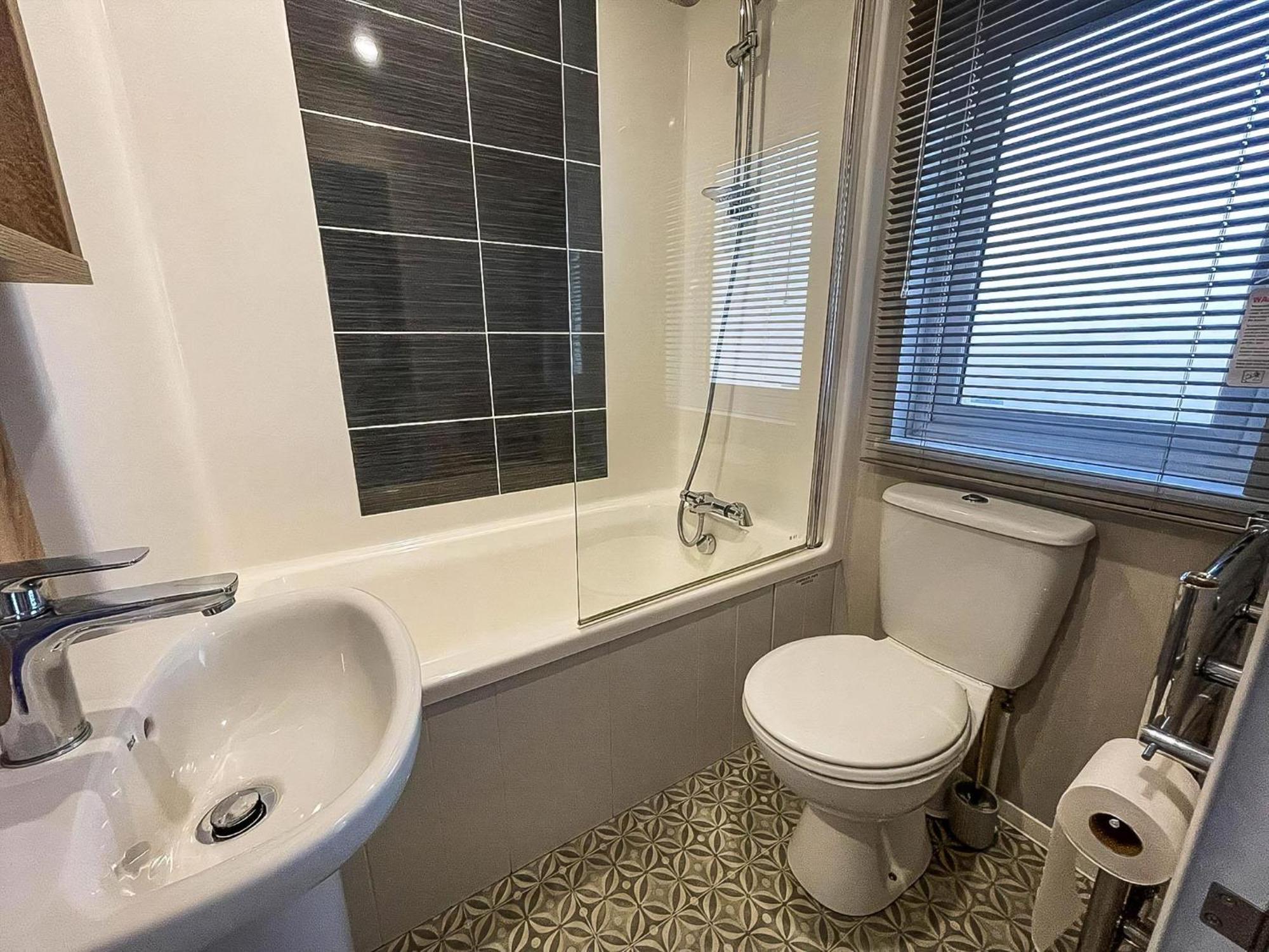 Stunning Caravan With Full Sea Views At Broadland Sands In Suffolk Ref 20236Bs Hopton on Sea Exteriör bild
